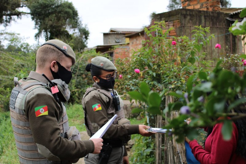 Patrulha Maria da Penha do 18° BPM realizando visitas às vitimas de violência doméstica