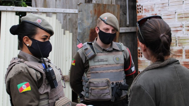 Patrulha Maria da Penha do 18° BPM realizando visitas às vitimas de violência doméstica