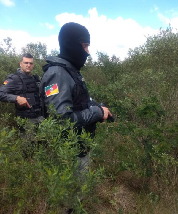 policiais militares nas buscas aos indivíduos