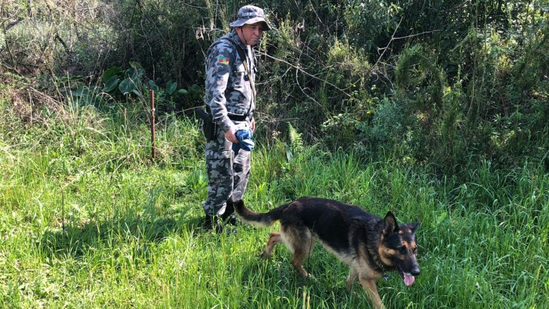 Soldado Anderson com cão Pastor Alemão "Black"