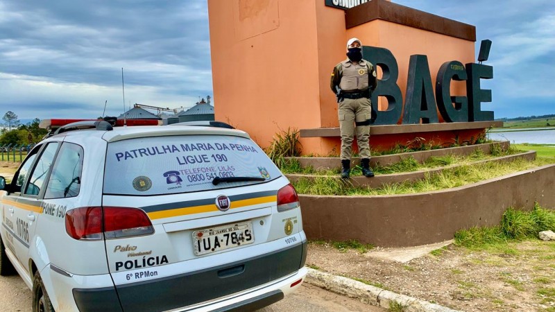 viatura e PM no portico de entrada de bagé
