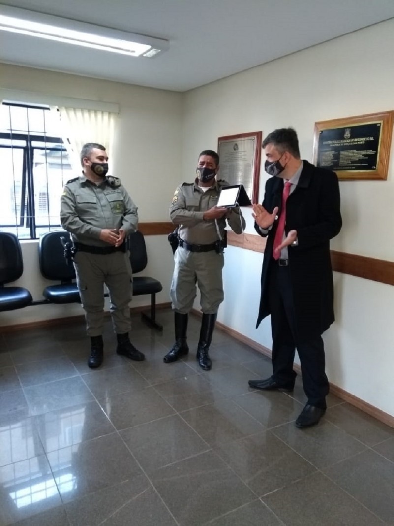 pm recebendo homenagem