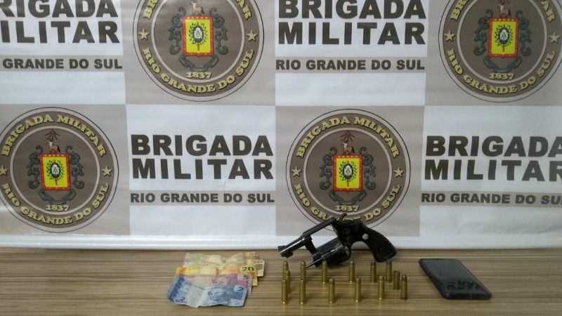 revólver, munições e dinheiro,