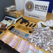 25º BPM prende homem com drogas e arma