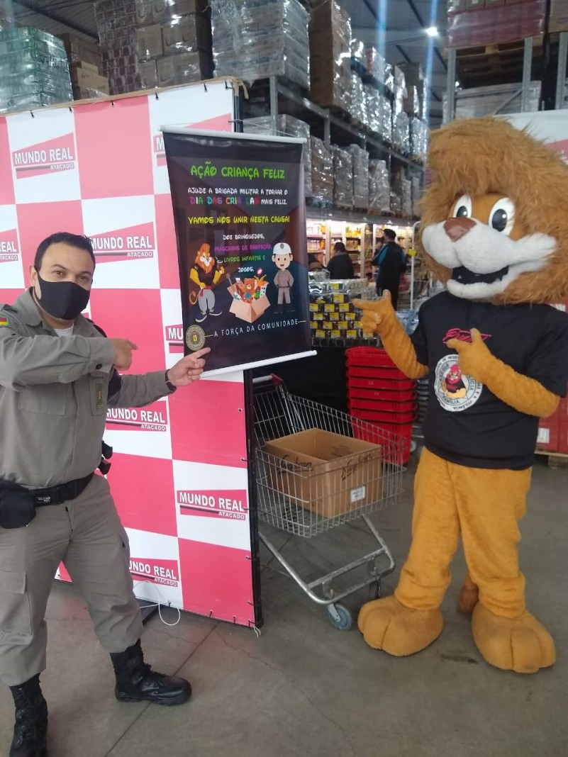 PM e mascote PROERD