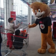 Mascote PROERD interagindo com as crianças