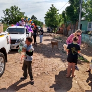 viaturas distribuindo para gurizada