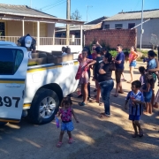 viatura com crianças na volta