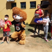 Leao dare entregando presentes