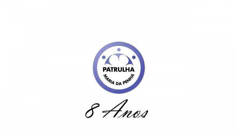 Arte gráfica com o logo oficial da patrulha Maria da Penha, um circulo roxo três pessoas de mão dada e com o nome da patrulha abaixo.