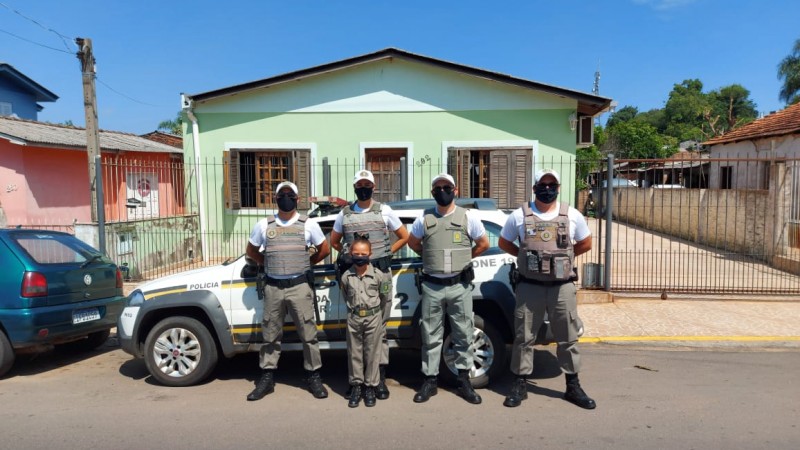 Menina que sonha em ser policial militar recebe presente de Natal antecipado