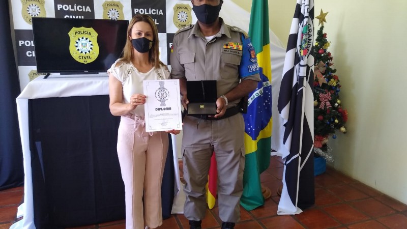Major Souza recebendo o Diploma da Delegada Diná Aroldi