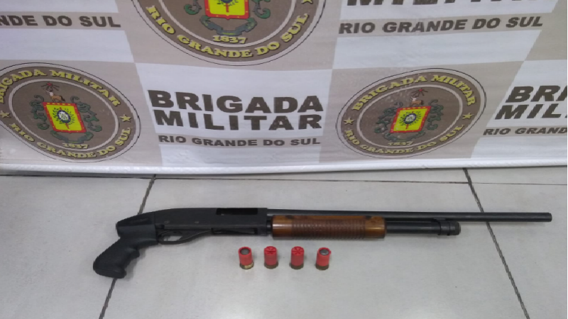 1º BPM apreende fuzil e armas em Porto Alegre - Brigada Militar