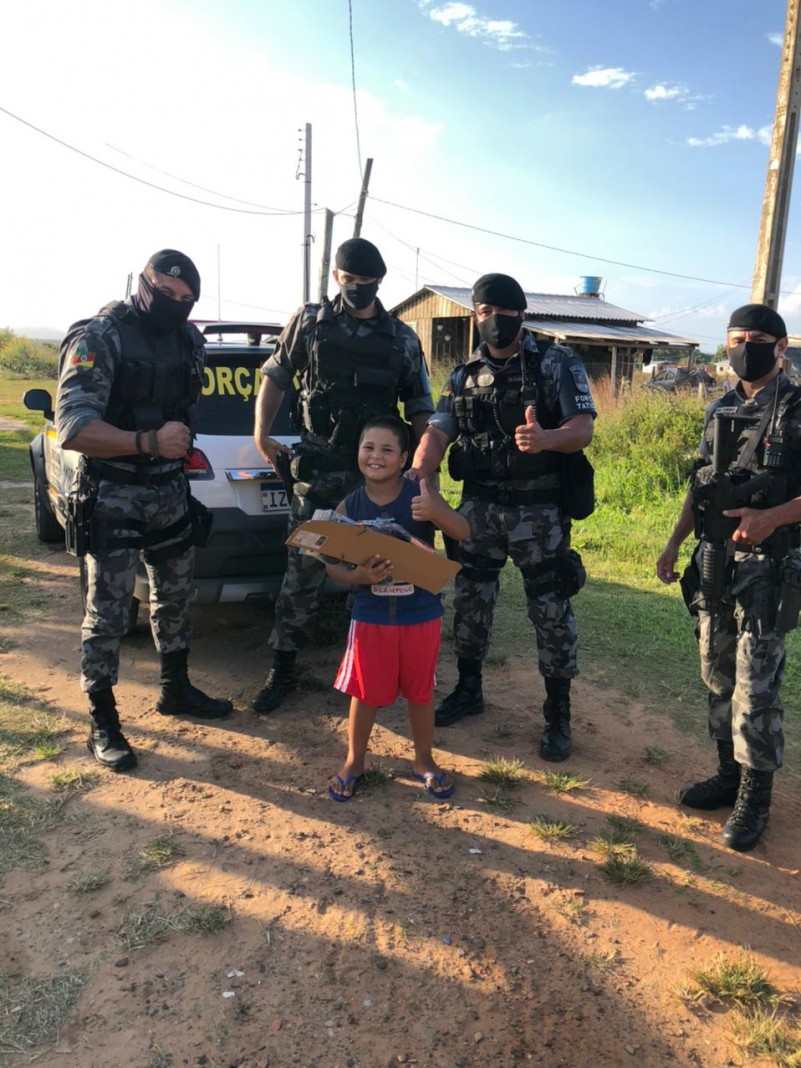 PMs presentearam Gabriel pelo aniversário