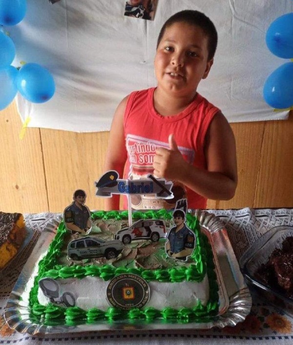 Família fez bolo decorado com viaturas e policiais
