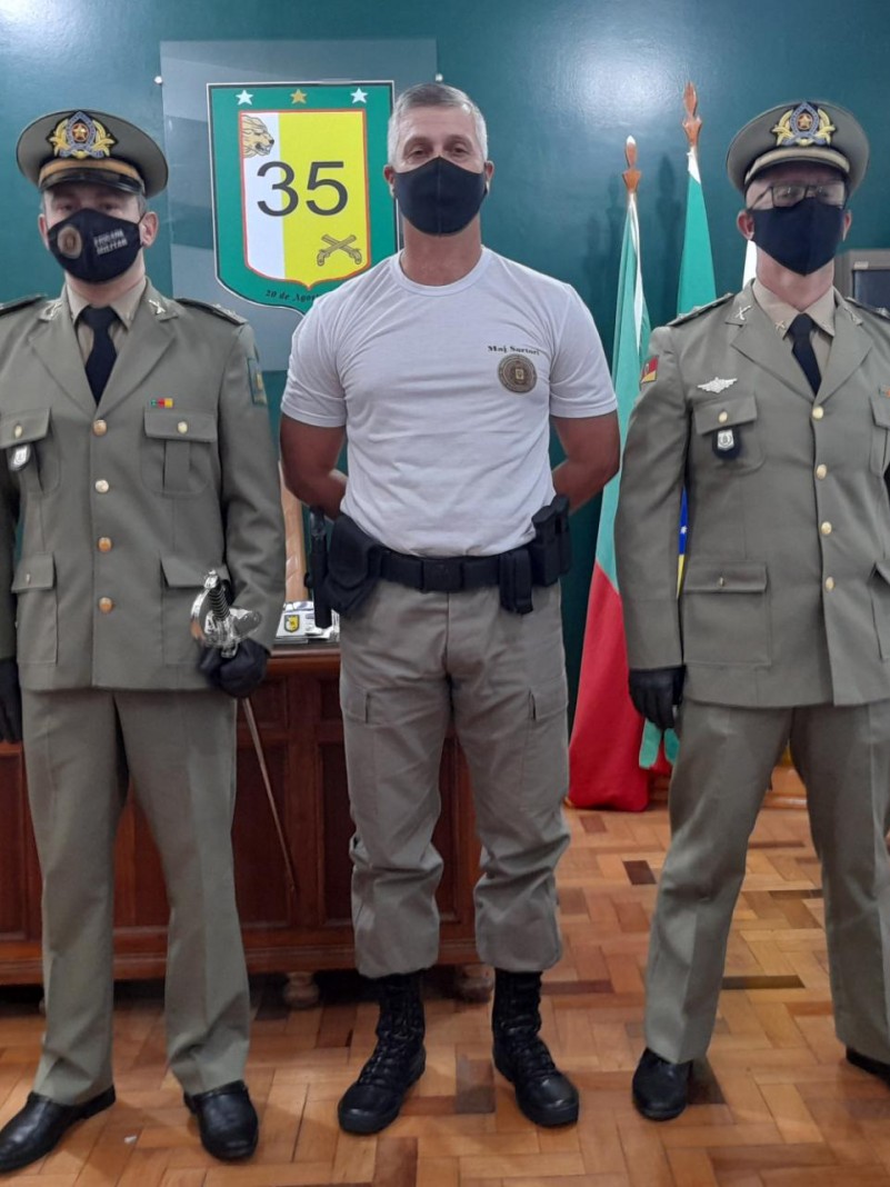 Oficiais apresentados no 35º BPM, juntamente com o Comandante do Batalhão, Major Sartori