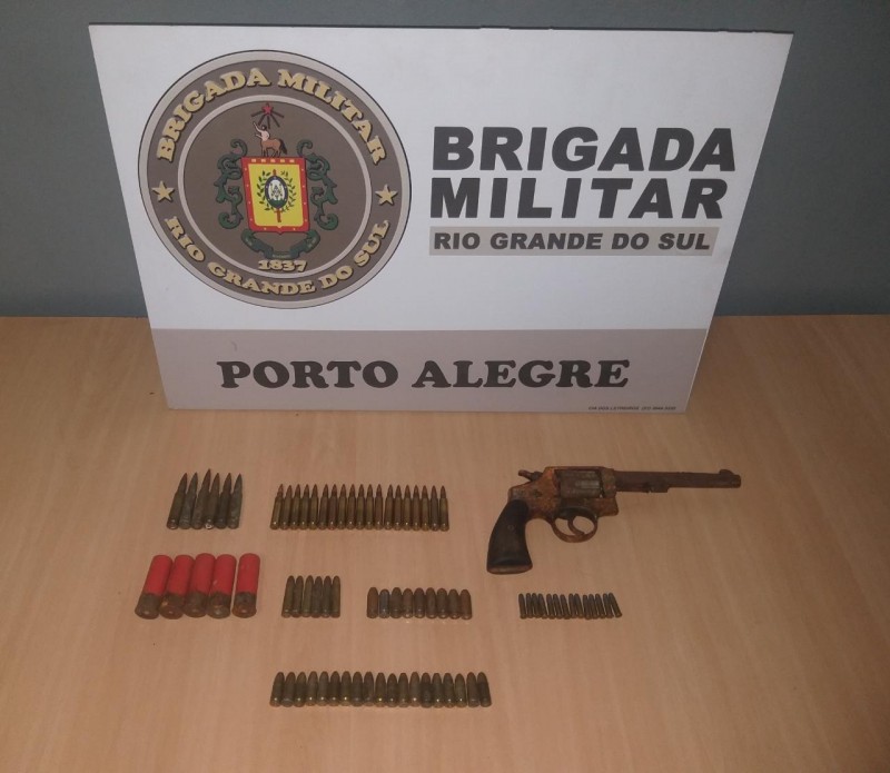 1º BPM apreende fuzil e armas em Porto Alegre - Brigada Militar