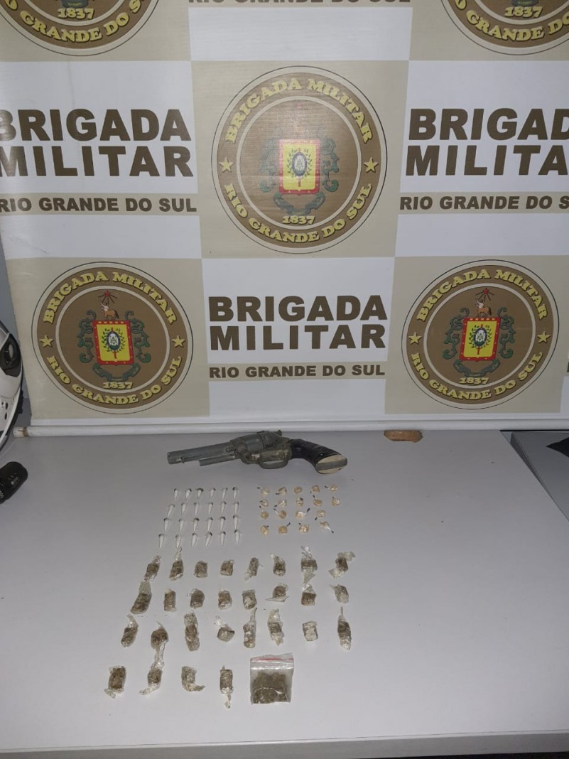 BM prende suspeito de roubo a estabelecimento comercial com veículo com placas descaracterizadas e drogas em Viamão