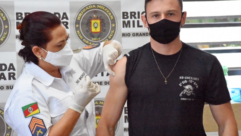 PMs começam a receber primeira dose da vacina contra a COVID-19