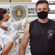 PMs começam a receber primeira dose da vacina  contra a COVID-19
