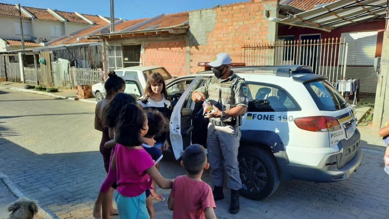 Brigada Militar de Canoas entrega doces para crianças carentes