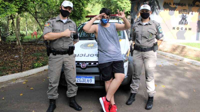 Menino deficiente auditivo tira fotos com os policiais