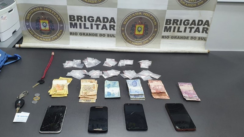 BM prende por roubo de veículo, roubo à pedestre e tráfico de drogas em Viamão