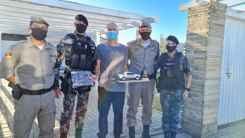 Major Aurélio (esquerda), capitão Giboski (direita), com PMs da Força Tática e o homenageado (centro)m