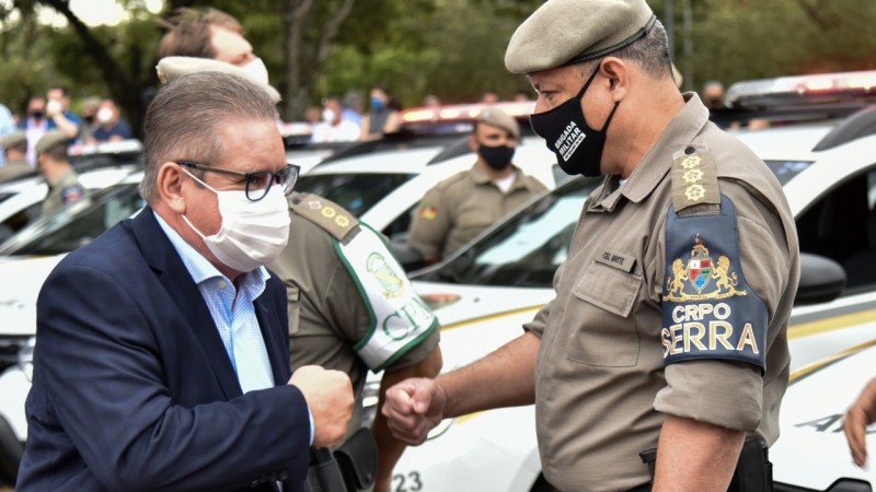 Vice-governador cumprimentando o comandante da BM na Serra