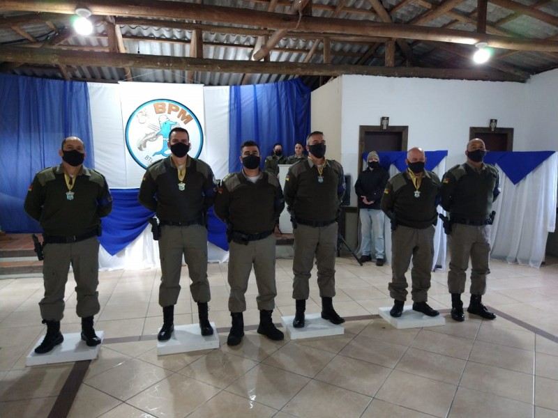 Oficiais agraciados receberam a Comenda dos comandantes do CRPO Lit e do 8ºBPM