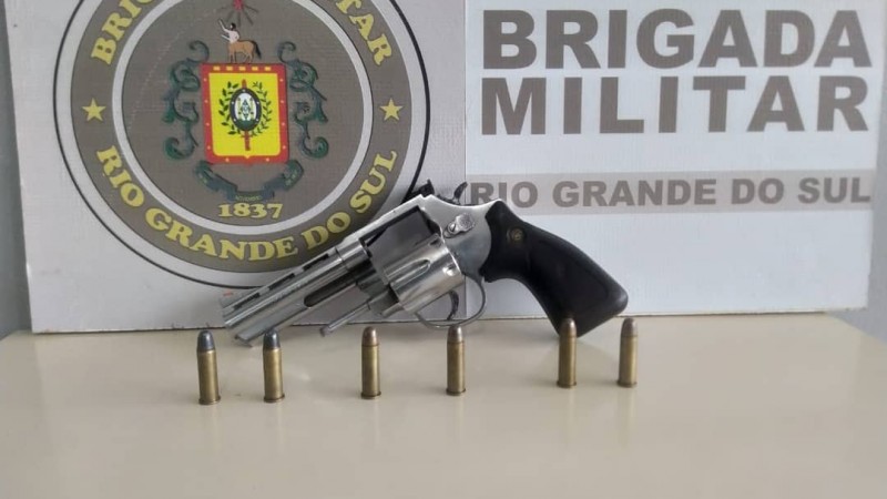 Policiais Militares do 2° Batalhão Rodoviário da Brigada Militar prendem homem por porte ilegal