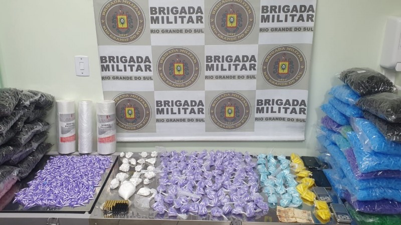 Mais de 2 mil pinos de cocaína foram apreendidos.