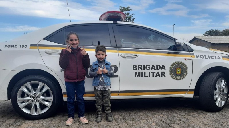 Arthur e Andrielle, de 03 e 08 anos, são admiradores da Brigada Militar.