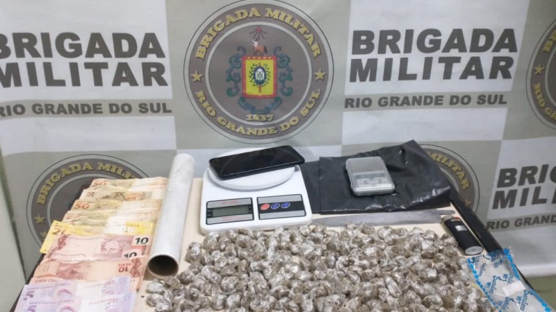 Material apreendido na ação. 