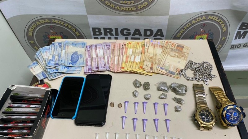 Material apreendido na ação.