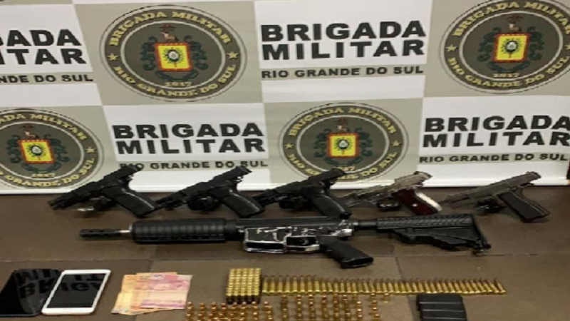 1º BPM apreende fuzil e armas em Porto Alegre - Brigada Militar