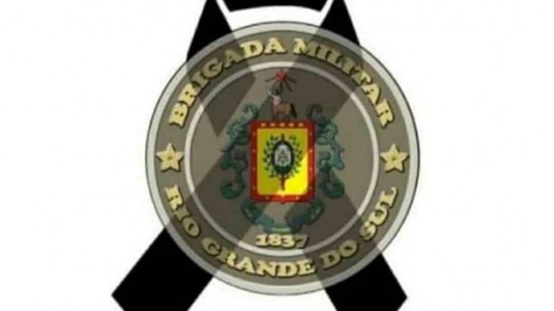Logo oficial da BM, com leve transparência na imagem e sobreposto a um laço preto, como sinal de luto.