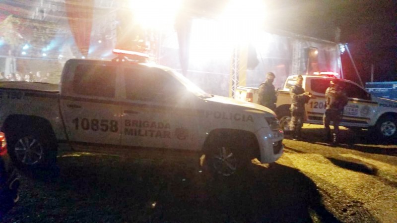 Guarnição da Brigada Militar em frente uma das festas clandestinas encerradas