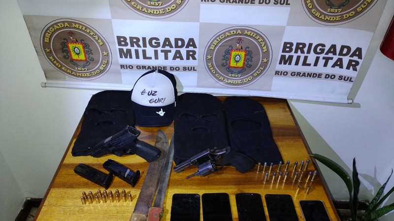 Armas, toucas e celulares apreendidos