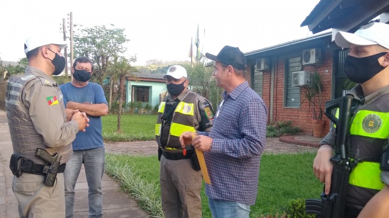 Comandante com Prefeito, Presidente do CONSEPRO e policiais