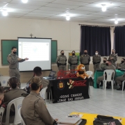 Major Bortolini e equipe de mentores do curso na apresentação aos alunos