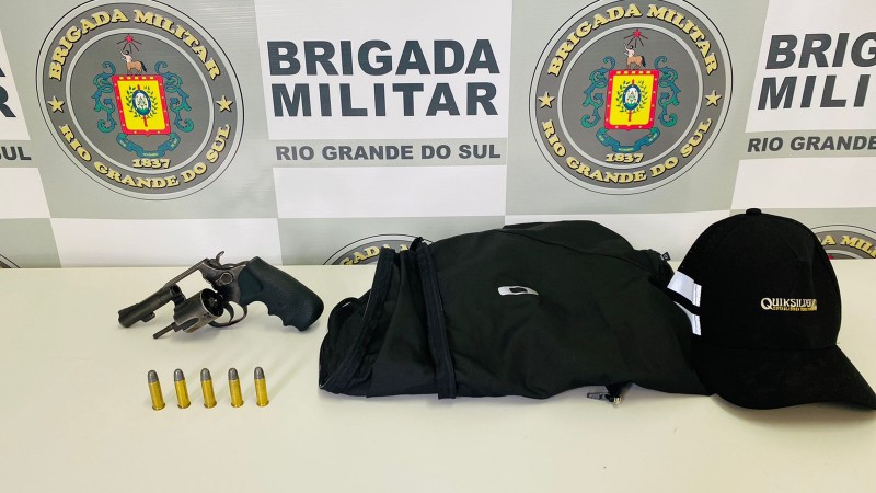 Na imagem aparecem arma, munições e revólver. Vestimentas do acusado