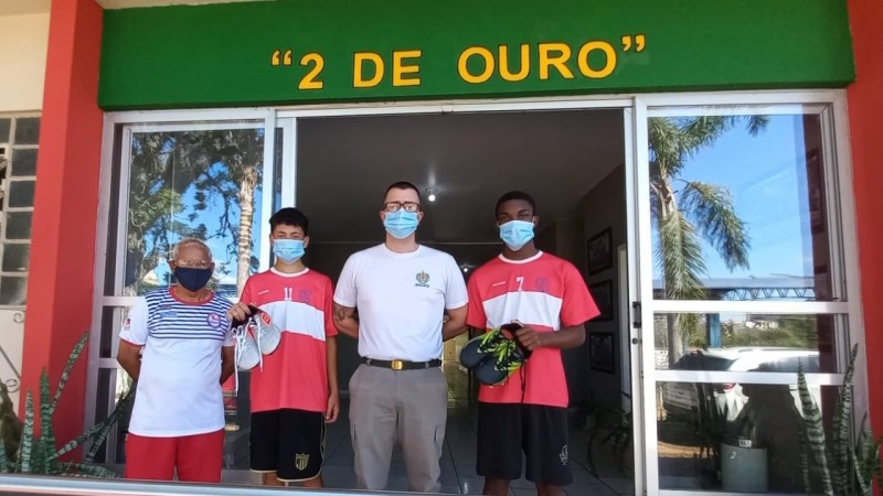 Brigada Militar de Rio Pardo entrega chuteiras para adolescentes da escolinha de futebol Craque