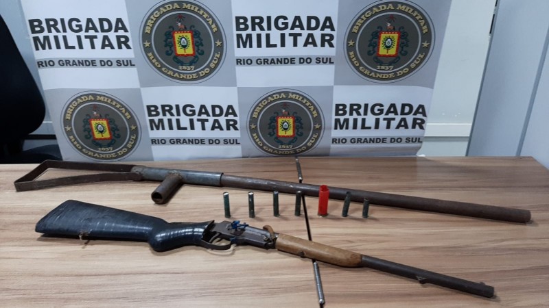 Brigada Militar prende homem com armas artesanais após agredir sua companheira