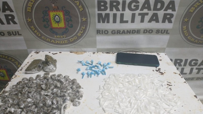 Com o indivíduo foram apreendidas 154 porções de maconha, 20 buchas de cocaína, 328 pinos de cocaína e 01 telefone celular.