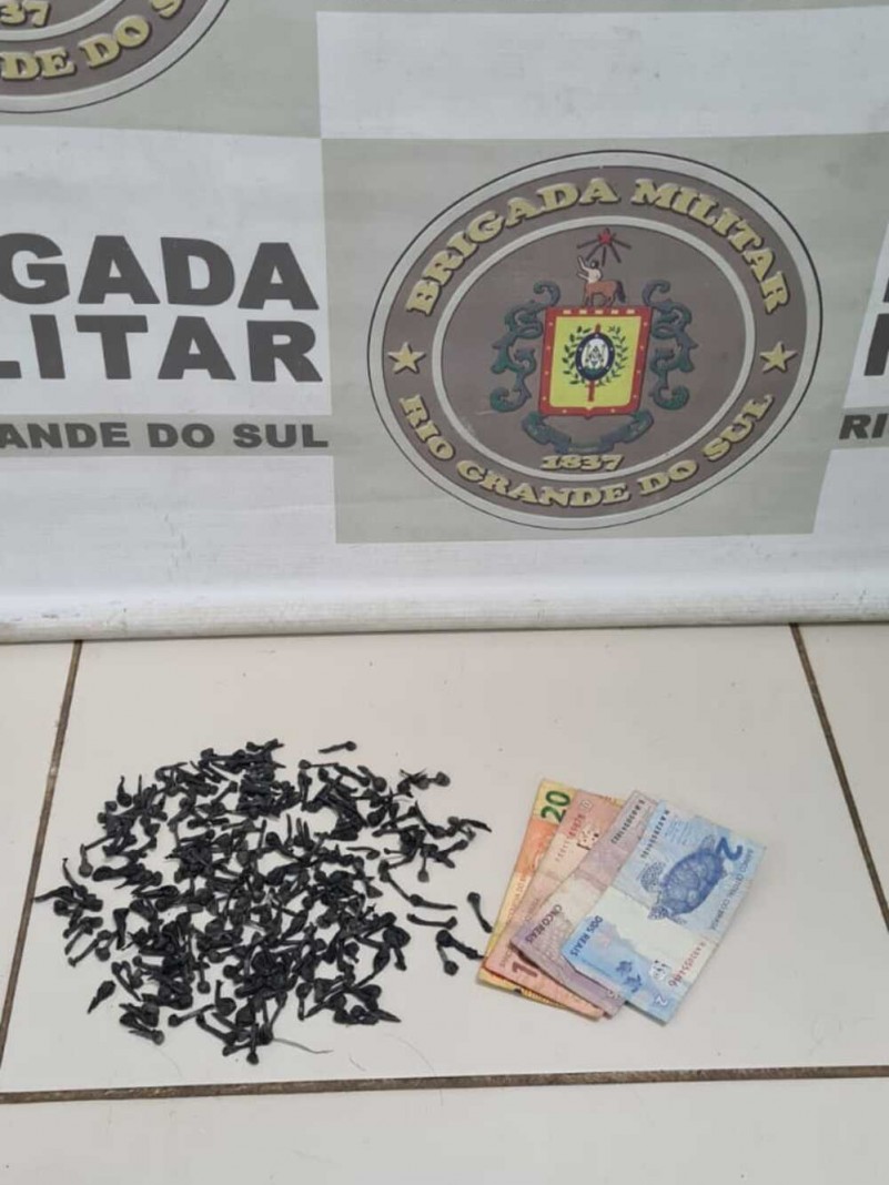Com o indivíduo foram localizadas 250 pedras de crack e a quantia de R$ 37,00.