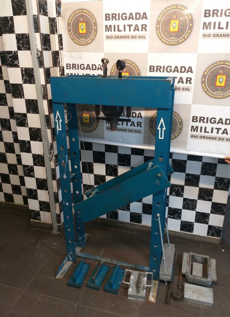 Materiais apreendidos - prisão por tráfico de entorpecentes