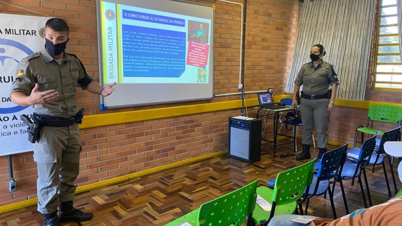 PALESTRA DA PATRULHA MARIA DA PENHA EM ESCOLAS DE CANOAS