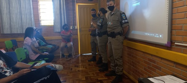 PALESTRA DA PATRULHA MARIA DA PENHA EM ESCOLAS DE CANOAS
