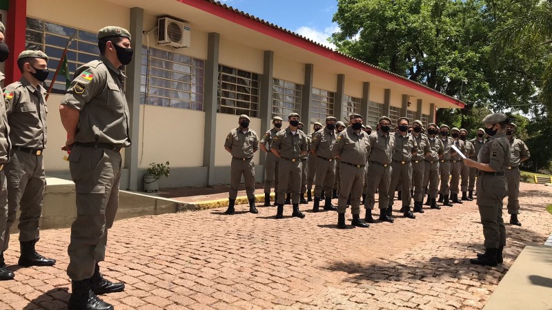 Alunos sargentos do Polo de Ensino Rio Pardo prestam homenagem a Bandeira Nacional